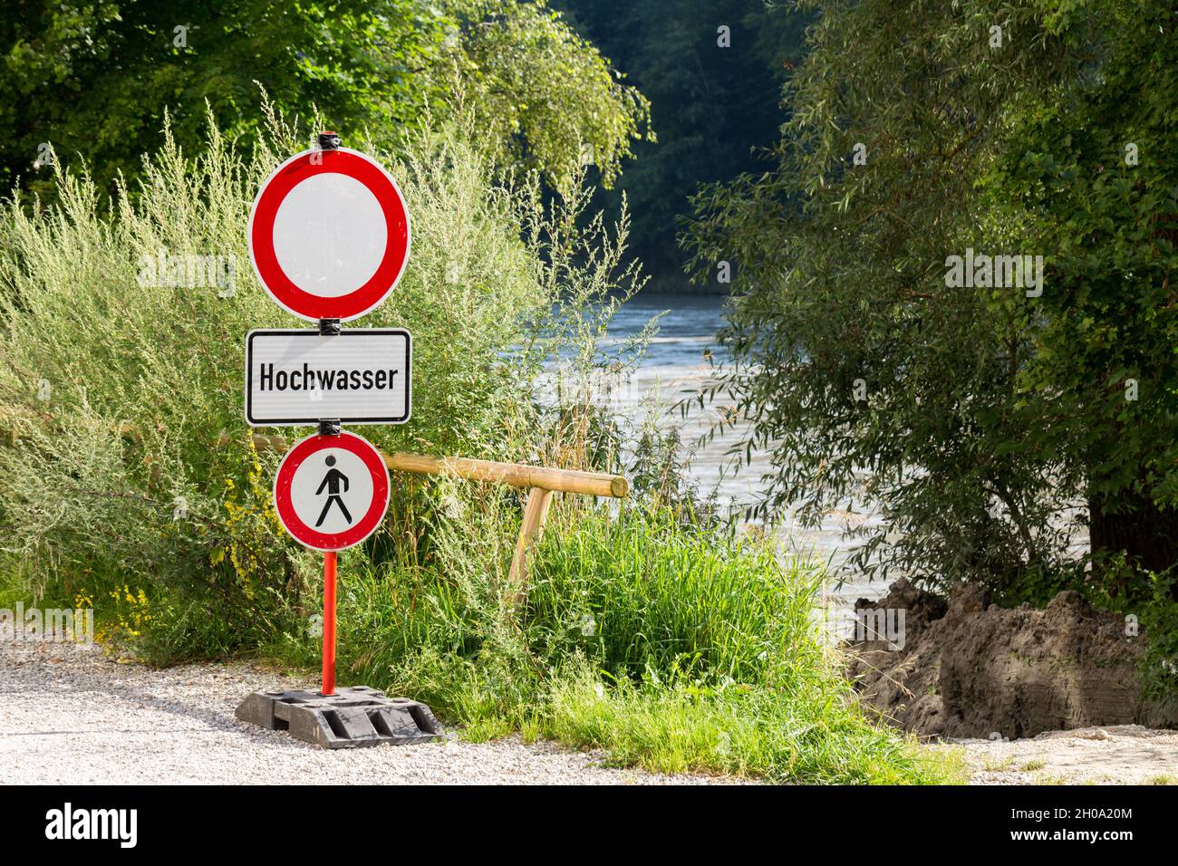 Burghausen, Germania - 25 luglio 2021: Cartello sul fiume Salzach che indica 'Hochwasser'. Indica un'alluvione vicina. Foto Stock