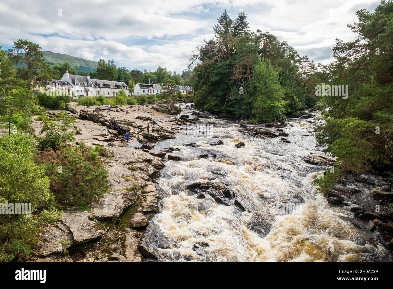 Le cascate di Dochart, sul fiume Dochart, appena fuori dal villaggio di Killin, Stirlingshire, Scozia Foto Stock