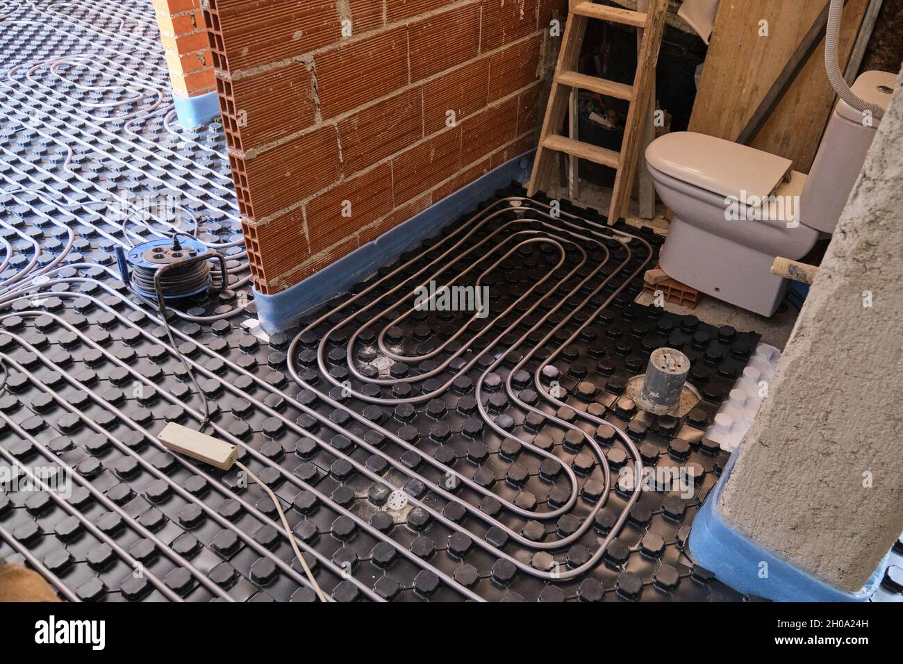 Impianto di riscaldamento a pavimento radiante in un bagno Foto stock -  Alamy