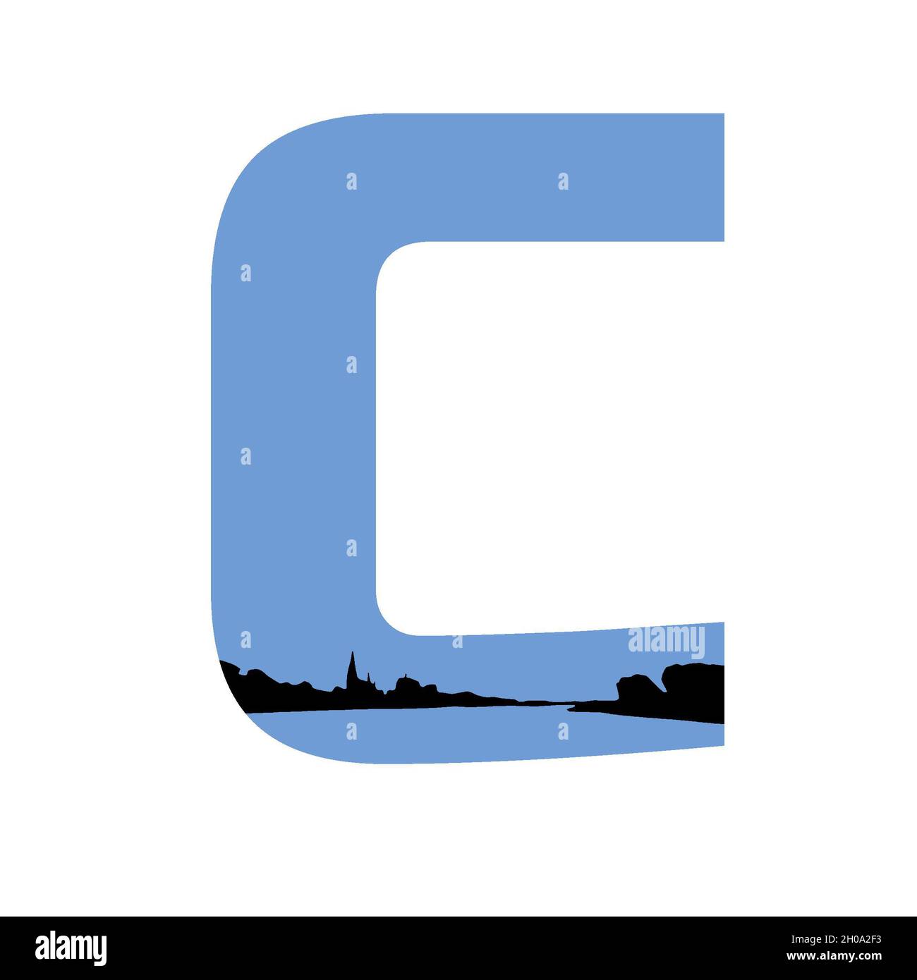 Lettera C dell'alfabeto realizzato con uno sfondo blu e una silhouette di un villaggio, isolato su sfondo bianco Foto Stock