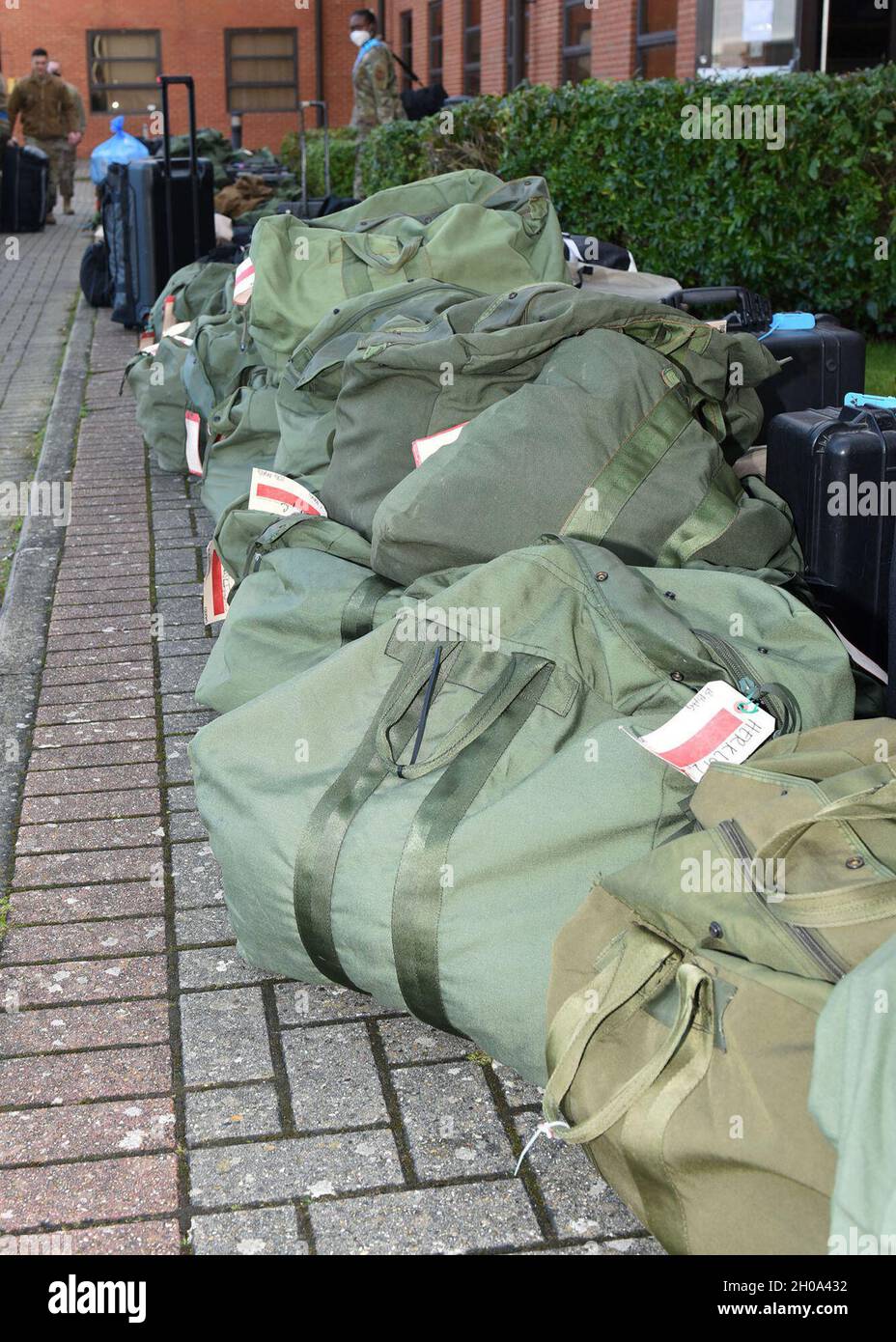 Una linea di borse per la mobilità si trova all'esterno del 100esimo edificio del gruppo operativo dopo il ritorno di Airmen da un dispiegamento per supportare le forze di comando centrali degli Stati Uniti coinvolte nell'operazione Octave Quartz 1 febbraio 2021, presso la Royal Air Force Mildenhall, Inghilterra. Gli aerei del centesimo Bloody hanno fornito un sostegno vitale al movimento dei beni del Dipartimento della Difesa, compresa la delocalizzazione delle forze americane in Somalia. Durante lo spiegamento, il 100esimo aereo Air Refelling Wing Aircraft e Airmen hanno scaricato 2.29 milioni di libbre di carburante a 228 ricevitori e condotto più di 47 missioni per un totale di 258.8 ore. Foto Stock