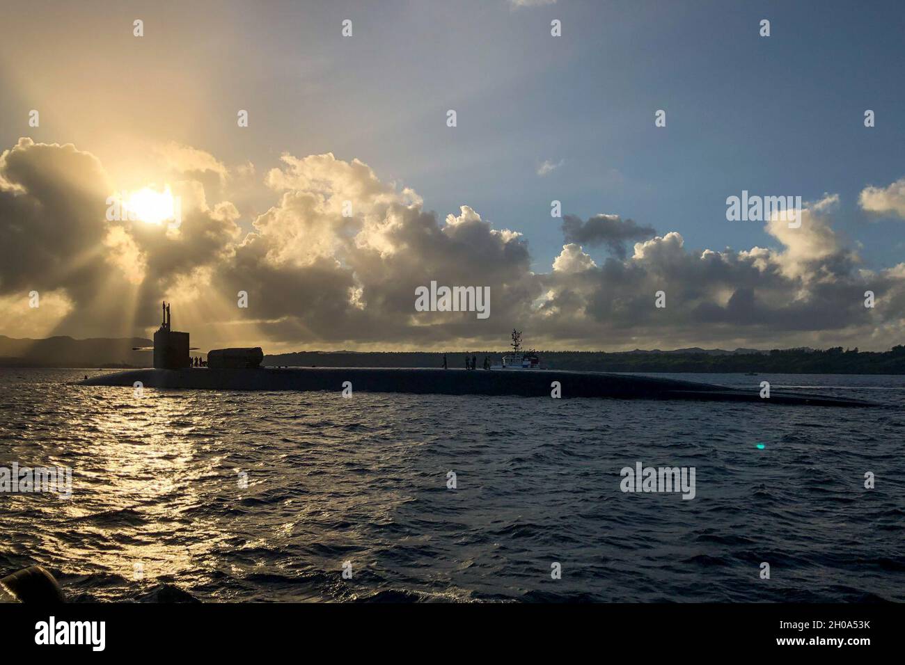 PORTO DI APRA, Guam (Gen. 4, 2021) marinai assegnati all'equipaggio d'oro del sottomarino missilistico guidato di classe Ohio USS Ohio (SSGN 726) transitano Apra Harbour durante un'evoluzione programmata a Guam. L'Ohio sta conducendo la sorveglianza, la formazione ed altre missioni critiche nell'area di funzionamento della 7a flotta degli Stati Uniti. Foto Stock