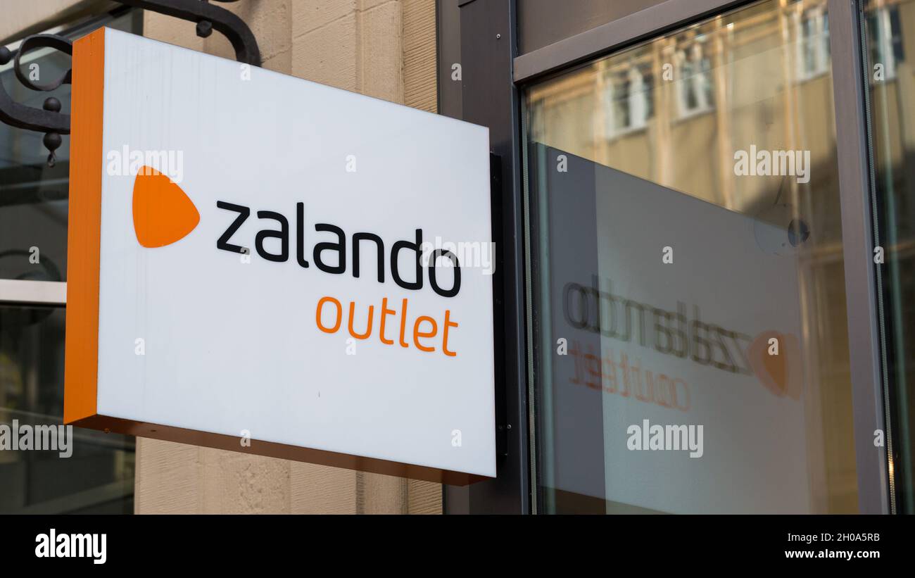 Stoccarda, Germania - 27 luglio 2021: Cartello 'Zalando Outlet'. Presso il  negozio outlet nel centro di Stoccarda Foto stock - Alamy