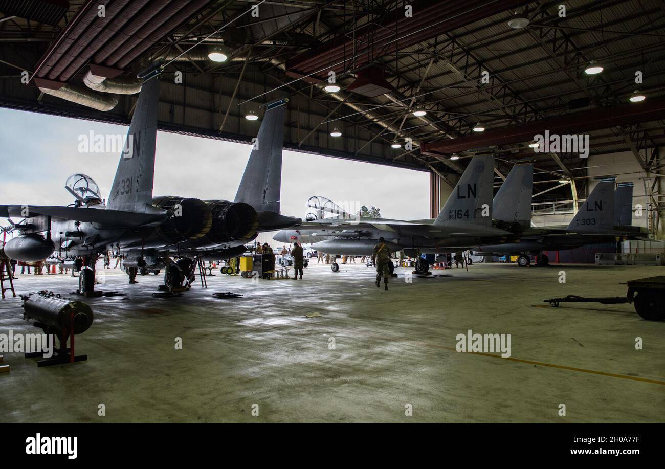 Gli aerei dell'aeronautica degli Stati Uniti assegnati al 48esimo Squadron di manutenzione dell'aeromobile ed al 748esimo AMXS competono nel carico di armi dell'anno concorrenza all'aeronautica reale Lakenheath, Inghilterra, 5 gennaio 2021. La supervisione delle sezioni armi seleziona i migliori candidati in base alle statistiche sulle prestazioni e sulla valutazione delle armi per rappresentare la loro unità. Foto Stock