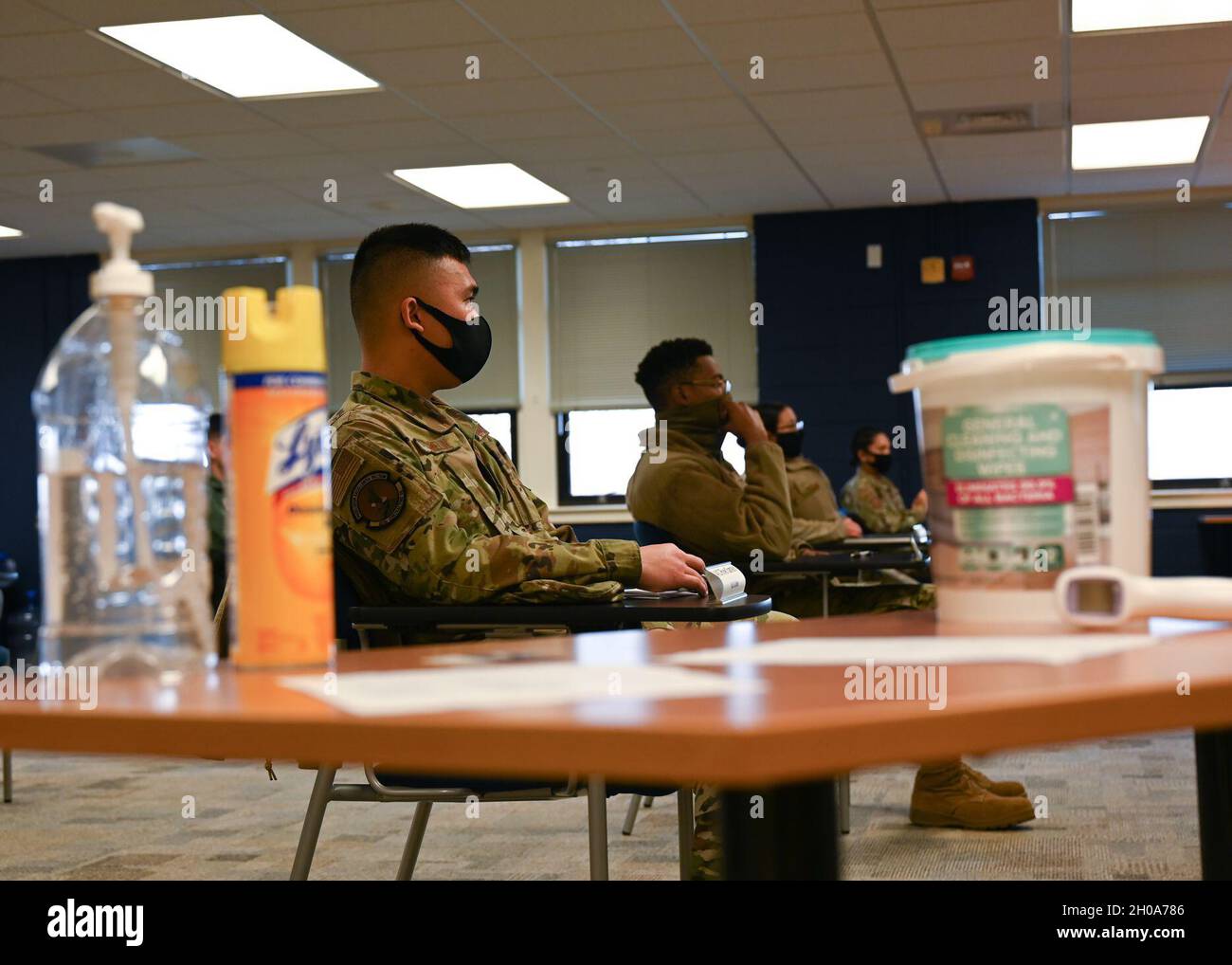 Gli airmen, incorniciati da forniture per la pulizia, partecipano a una lezione di carriera presso il Langley First Term Airman Centre (FTAC) presso la Joint base Langley Eustis, Va., 5 gennaio 2021. FTAC è un corso introduttivo di una settimana all'Air Force operativa che soddisfa il credito Airmanship 300 prima dell'educazione alla progressione di carriera individuale. Foto Stock