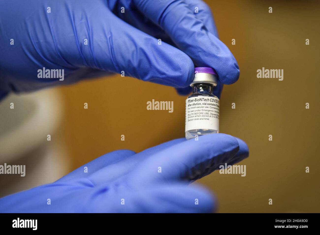 Il 30° Gruppo medico ha somministrato il suo primo round COVID-19 vaccinazioni 6 gennaio alla base dell'aeronautica di Vandenberg, California. Il Dipartimento della Difesa ha distribuito il vaccino alla base militare Vandenberg AFB e ad altre sedi selezionate come parte dell'operazione Warp Speed, l'iniziativa della nazione di vaccinare in modo sicuro ed efficiente il pubblico americano. Foto Stock