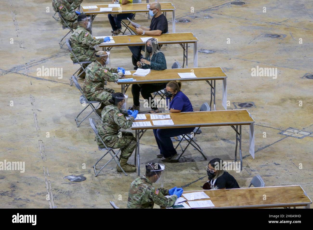 La Guardia Nazionale di Porto Rico ha iniziato le operazioni presso il centro di vaccinazione regionale di Bayamón, presso il Rubén Rodríguez Coliseum, il 7 gennaio. Questo centro servirà i professionisti della salute dei comuni di Bayamón, Cataño, Toa Baja, Dorado, Vega alta, Corozal, Orocovis, Barranquitas, Comerío e Toa alta in diversi giorni della settimana. Il processo di vaccinazione inizia con la registrazione alle 7:00 dal lunedì al sabato. Il sabato, medici e dentisti saranno vaccinati. Foto Stock