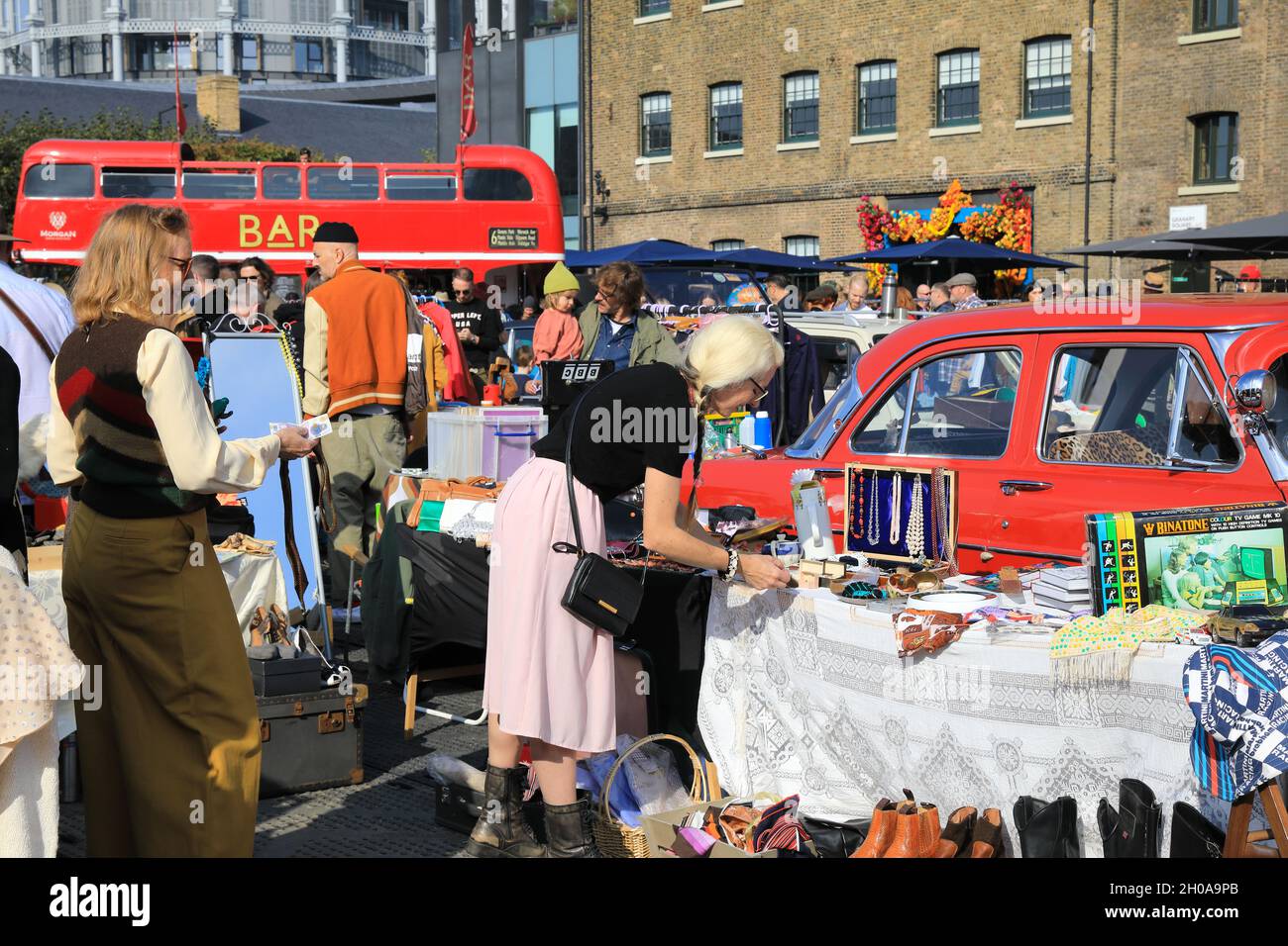 Il colorato e divertente vintage Classic Car Boot in vendita a Granary Square, sotto il sole d'autunno, a Kings Cross, a nord di Londra, Regno Unito Foto Stock