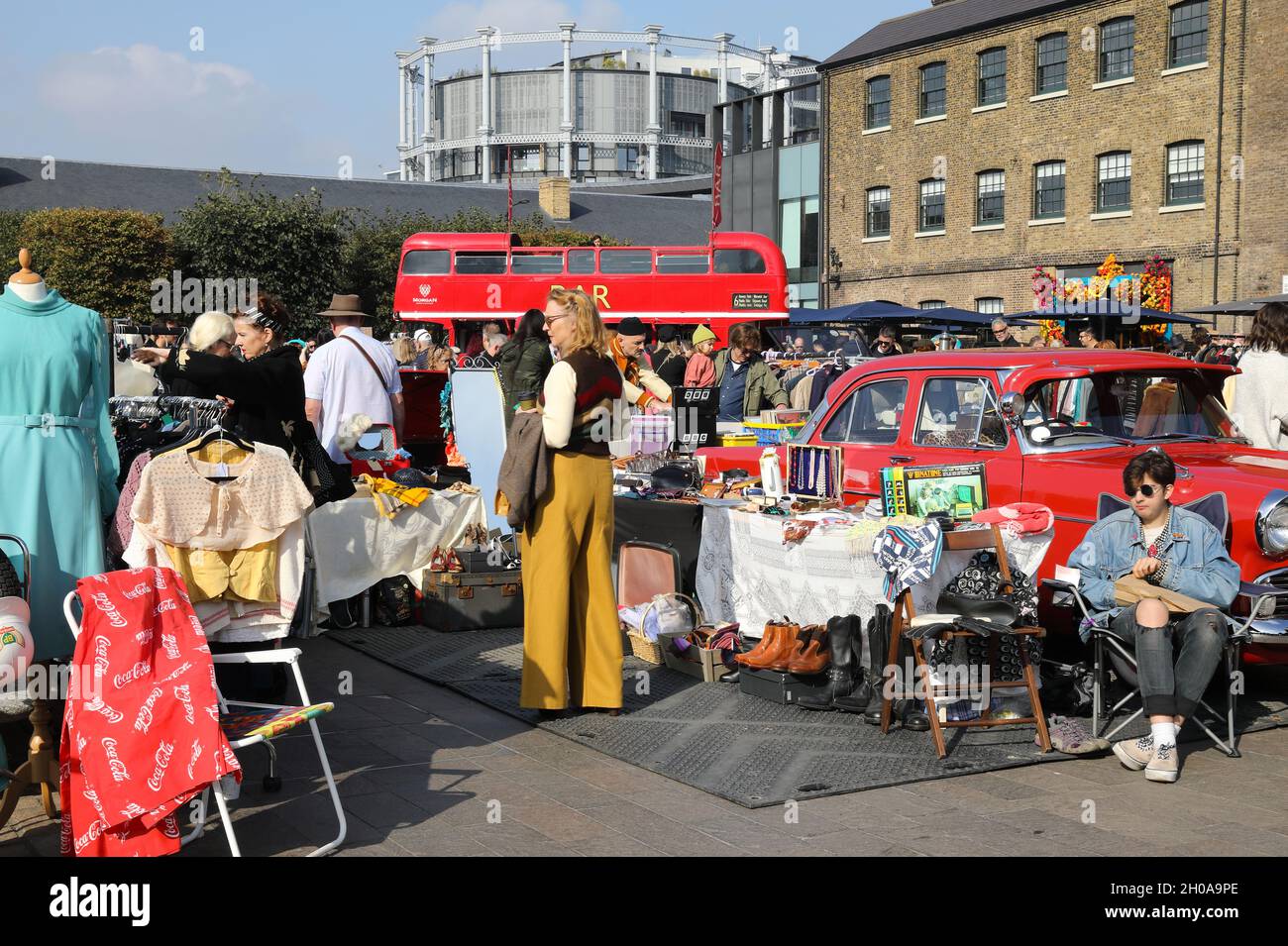 Il colorato e divertente vintage Classic Car Boot in vendita a Granary Square, sotto il sole d'autunno, a Kings Cross, a nord di Londra, Regno Unito Foto Stock