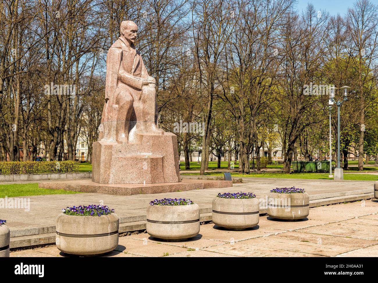 Monumento al poeta e scrittore nazionale lettone Janis Rainis nel parco di riga, Lettonia Foto Stock