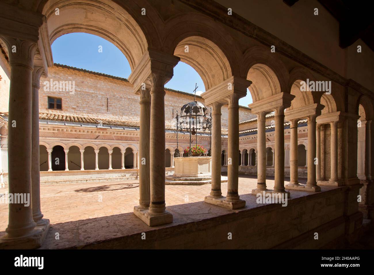 Abbazia di Santa Croce; Chiostro, borgo Sassovivo; orizzontale; Foligno;  Perugia; Umbria; Italia; Europa Foto stock - Alamy