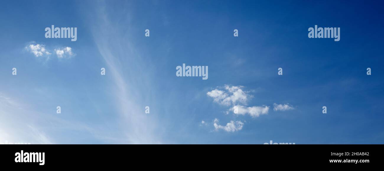 Immagine astratta del cielo sfocato. Sfondo blu cielo Foto Stock