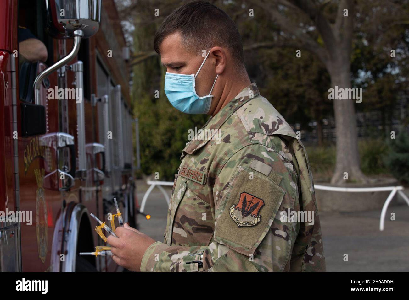 U.S. Air Force Tech Sgt. James Taylor, un tecnico dei servizi medici con il 144esimo distaccamento medico della Guardia Nazionale della California, si prepara a somministrare il vaccino COVID-19 ai vigili del fuoco di Sacramento, California, 8 gennaio 2021. Molti membri del servizio della Cal Guard sono stati in missione COVID-19 dal marzo 2020, quando la pandemia è iniziata, ma il 7 gennaio segna il primo giorno in cui la Cal Guard ha aiutato a somministrare vaccini ai soccorritori civili. Foto Stock