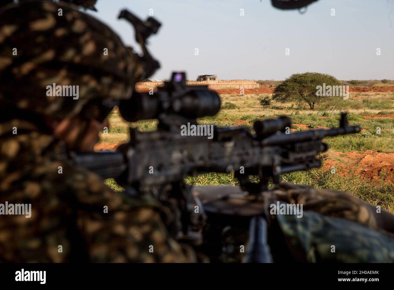 210108-M-JX780-1051 campo MILITARE di BALEDOGLE, Somalia (Gen. 8, 2021) – la lancia del corpo marino degli Stati Uniti CPL. Andreu Mitchell, un missileman anti-serbatoio con la compagnia di armi, Battaglione Landing Team 1/4, 15° Marine Expeditionary Unit, osserva i suoi dintorni da un posto di sicurezza. Il 15° MEU sta conducendo operazioni nell'ambito della Joint Task Force – Quartz a sostegno dell'operazione Octave Quartz. La missione di OOQ è quella di trasferire il Dipartimento delle forze di difesa degli Stati Uniti in Somalia in altri luoghi operativi dell'Africa orientale, mantenendo al contempo la pressione sugli estremisti violenti e sostenendo le forze partner. Foto Stock