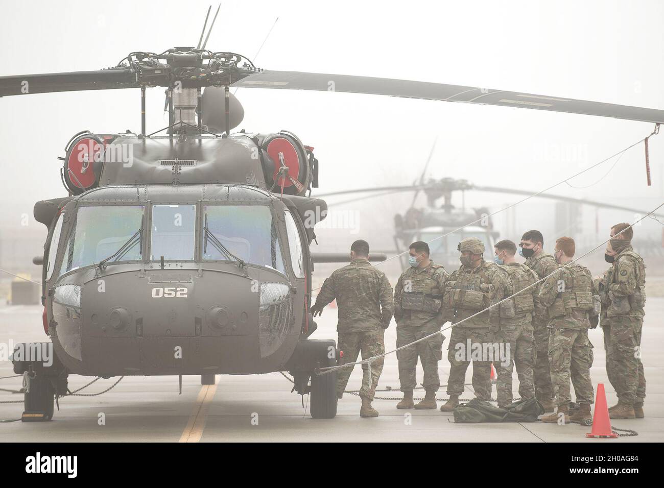 I soldati del 2-116° ricevono il briefing sulle attrezzature e le capacità del Black Hawk UH-60. I soldati della Guardia Nazionale dell'Idaho Army Charlie Company, 2-116 Combined Arms Battaglione (CAB) della 116a squadra di combattimento della Brigata Cavalleria (CBCT) hanno collaborato con i soldati della 183a Battaglione di assalto in elicottero sul campo di Gowen per gli esercizi di addestramento nel fine settimana. I soldati del 2-116 hanno ricevuto un addestramento medico per la rimozione dei soldati feriti da un ambiente di campo e l'aria evacuata da elicottero. I soldati hanno imparato le tecniche su come assicurare un soldato in un vettore per il trasporto aereo A. Foto Stock