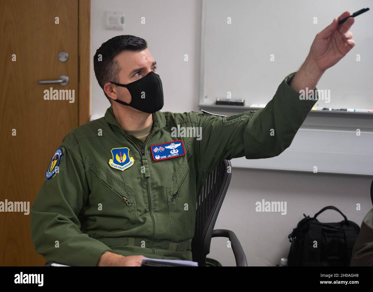 Gene Jacobus, 100esimo comandante dell'Ala di rifornimento dell'aria, e il 351esimo Squadrone di rifornimento dell'aria completano un briefing pre-volo alla Royal Air Force Mildenhall, Inghilterra, 1 settembre 2021. I briefing prima del volo hanno consentito all'equipaggio di rivedere fattori quali le condizioni meteorologiche, le rotte di carico e di volo per fornire con successo supporto per il rifornimento di aria in Europa e Africa. Foto Stock