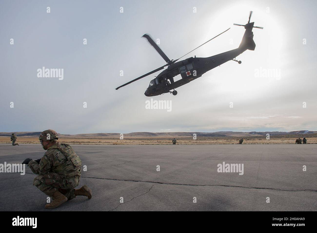 L'addestramento continua mentre un falco nero lascia il pattino di atterraggio per fare un altro andare intorno e dare ad altri soldati il tempo di esercitarsi per caricare le barelle. I soldati della Guardia Nazionale dell'Idaho Army Charlie Company, 2-116 Combined Arms Battaglione (CAB) della 116a squadra di combattimento della Brigata Cavalleria (CBCT) hanno collaborato con i soldati della 183a Battaglione di assalto in elicottero sul campo di Gowen per gli esercizi di addestramento nel fine settimana. I soldati del 2-116 hanno ricevuto un addestramento medico per la rimozione dei soldati feriti da un ambiente di campo e l'aria evacuata da elicottero. I soldati hanno imparato le tecniche su come assicurare un così Foto Stock