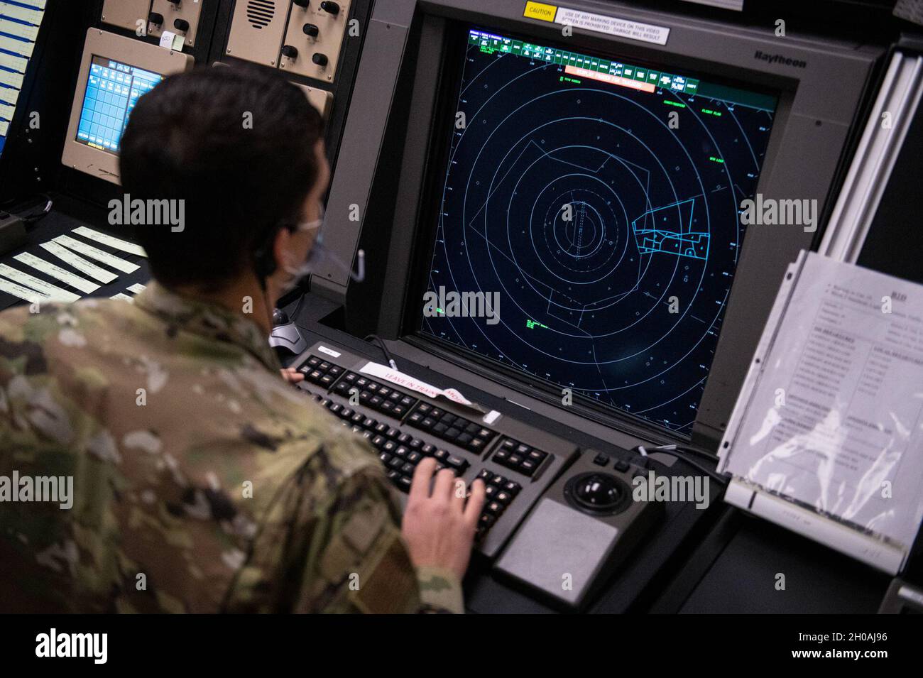 Airman 1st Class Ashtan Howell, 97th Operations Support Squadron Radar Approach Control (RAPCON) Air Traffic Controller, visualizza uno schermo alla base dell'aeronautica militare di Altus, Oklahoma, 11 gennaio 2020. Prima di ottenere il suo distintivo di lavoro, Howell ha dovuto completare un corso di formazione tecnica di quattro mesi, seguito da più di un anno di formazione dopo l'arrivo ad Altus. Foto Stock