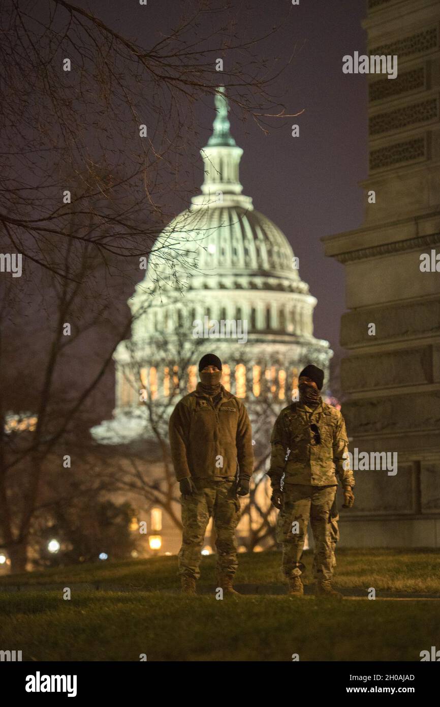 Soldati della Guardia Nazionale dell'Esercito della Virginia assegnati a Bravo Troop, 2° Squadron, 183° Reggimento della Cavalleria, 116° Team di combattimento della Brigata di fanteria, guardia stand 11 gennaio 2021, a Washington, I soldati della Guardia Nazionale del D.C. e gli Airmen di diversi stati si sono recati a Washington per fornire supporto alle autorità federali e distrettuali che hanno portato alla 59a Inaugurazione Presidenziale. Foto Stock