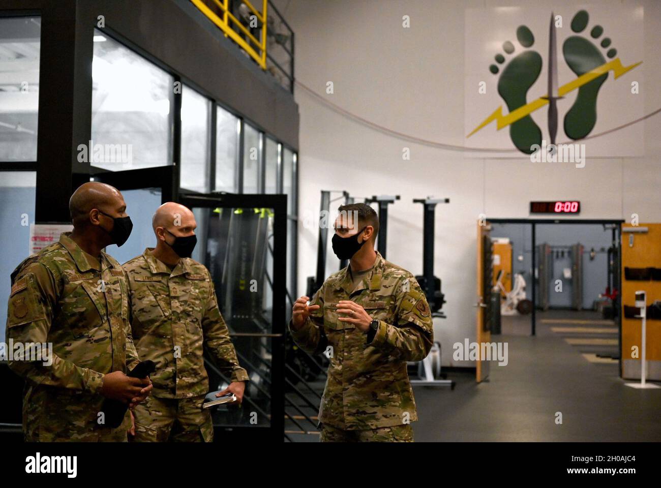 Il generale Brigadier Roy Collins, a sinistra, direttore delle forze di sicurezza, vice capo del personale per la logistica, l'ingegneria e la protezione della forza, e capo maestro Sgt. Brian Lewis, responsabile della carriera delle forze di sicurezza, riceve un breve briefing sulla struttura per il fitness e la riabilitazione del 23° Squadron Special Tactics da Major. Kyle East, 23rd STS Physical Therapist, durante la visita al campo di Hurlburt, Fl., 11 gennaio 2021. Durante il tour, Collins e Lewis sono stati informati sul processo di addestramento degli aerei schierati Ground Response Element (DAGRE), hanno partecipato a una dimostrazione con il lasershot e hanno visitato il 23° STS co Foto Stock