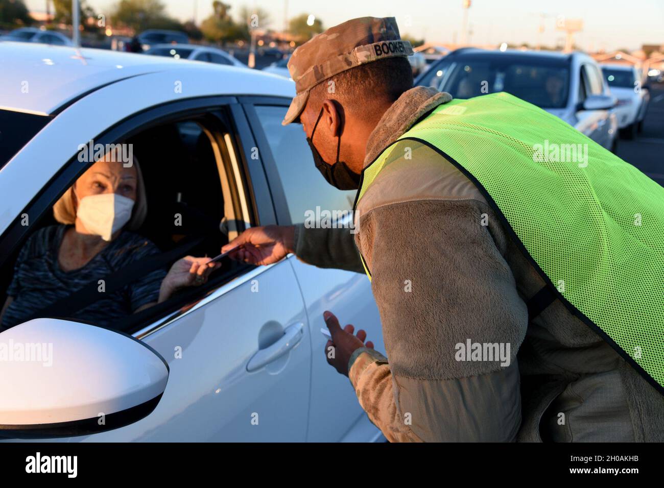 I soldati della Guardia Nazionale dell'Arizona hanno diretto il traffico, controllato i pazienti dentro e fuori, e hanno somministrato il vaccino COVID-19 ai pazienti di fase 1a e 1b ad un sito di vaccinazione in Glendale, Ariz., 12 gennaio 2021. Più di 650 difensori nazionali dell'Arizona continuano ad assistere nei siti di vaccinazione, nei luoghi di test e nelle banche alimentari in tutta l'Arizona. (U .S. Aria Foto Stock