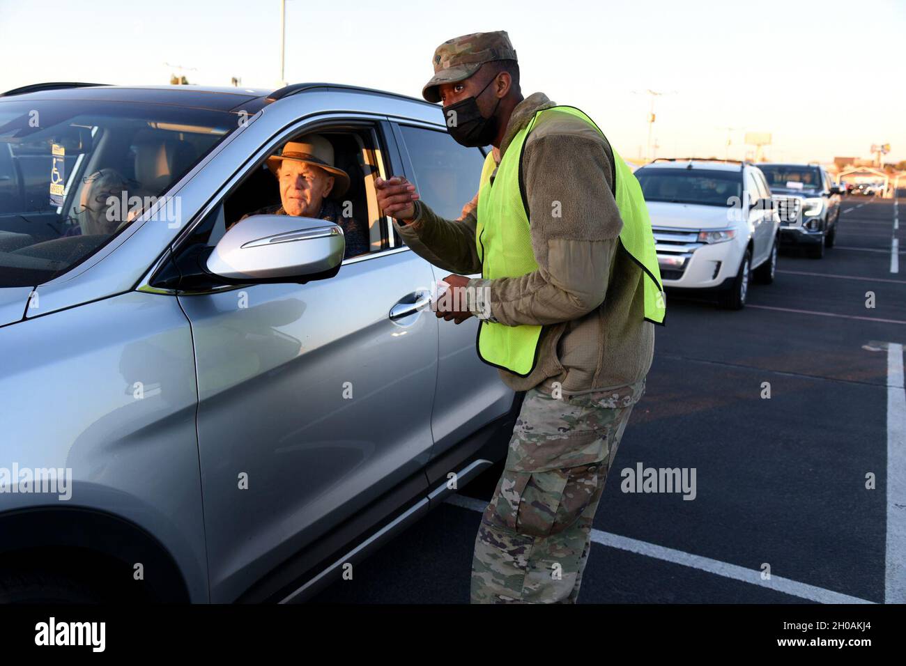 I soldati della Guardia Nazionale dell'Arizona hanno diretto il traffico, controllato i pazienti dentro e fuori, e hanno somministrato il vaccino COVID-19 ai pazienti di fase 1a e 1b ad un sito di vaccinazione in Glendale, Ariz., 12 gennaio 2021. Più di 650 difensori nazionali dell'Arizona continuano ad assistere nei siti di vaccinazione, nei luoghi di test e nelle banche alimentari in tutta l'Arizona. (U .S. Aria Foto Stock