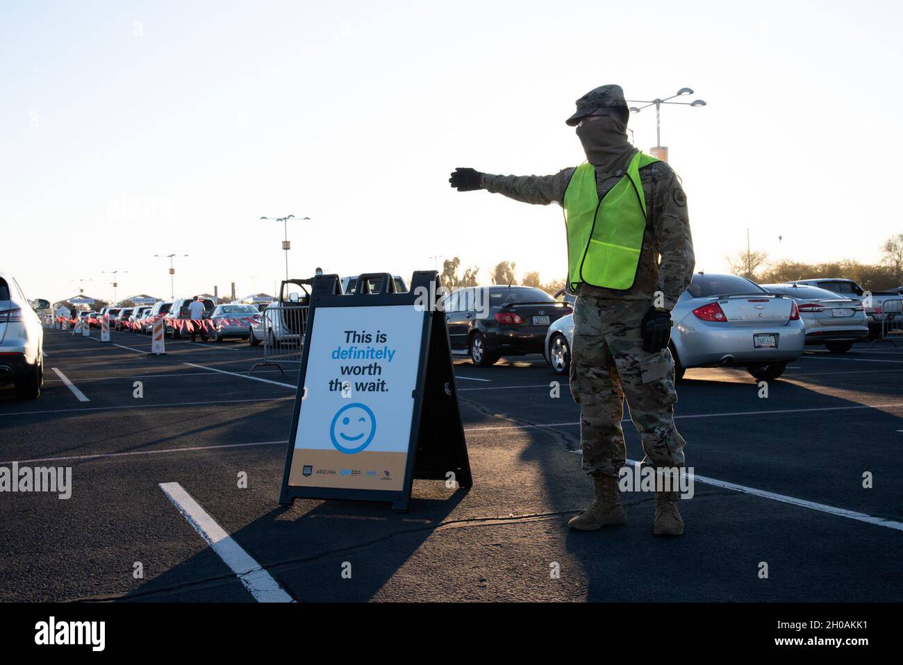 I soldati della Guardia Nazionale dell'Arizona hanno diretto il traffico, controllato i pazienti dentro e fuori, e hanno somministrato il vaccino COVID-19 ai pazienti di fase 1a e 1b ad un sito di vaccinazione in Glendale, Ariz., 12 gennaio 2021. Più di 650 difensori nazionali dell'Arizona continuano ad assistere nei siti di vaccinazione, nei luoghi di test e nelle banche alimentari in tutta l'Arizona. (U .S. Aria Foto Stock