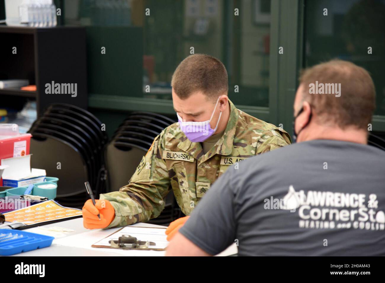 I soldati con la Task Force della Guardia Nazionale del Michigan (MING) Spartan, somministrano vaccini COVID-19 per la popolazione anziana, Grand Valley Frederik Meijer Campus, Holland, Michigan, 12 gennaio 2021. Lo stato del Michigan Department of Health and Human Services (MDHHS) ha richiesto supporto per le vaccinazioni COVID-19 a livello statale. La MDHHS e MING hanno lavorato insieme per tutta la pandemia e sono aumentati con i dipartimenti sanitari locali come richiesto nella consegna della vaccinazione a Michiganders. A partire da gennaio 10, IL MING ha somministrato più di 12,000 vaccinazioni. Foto Stock