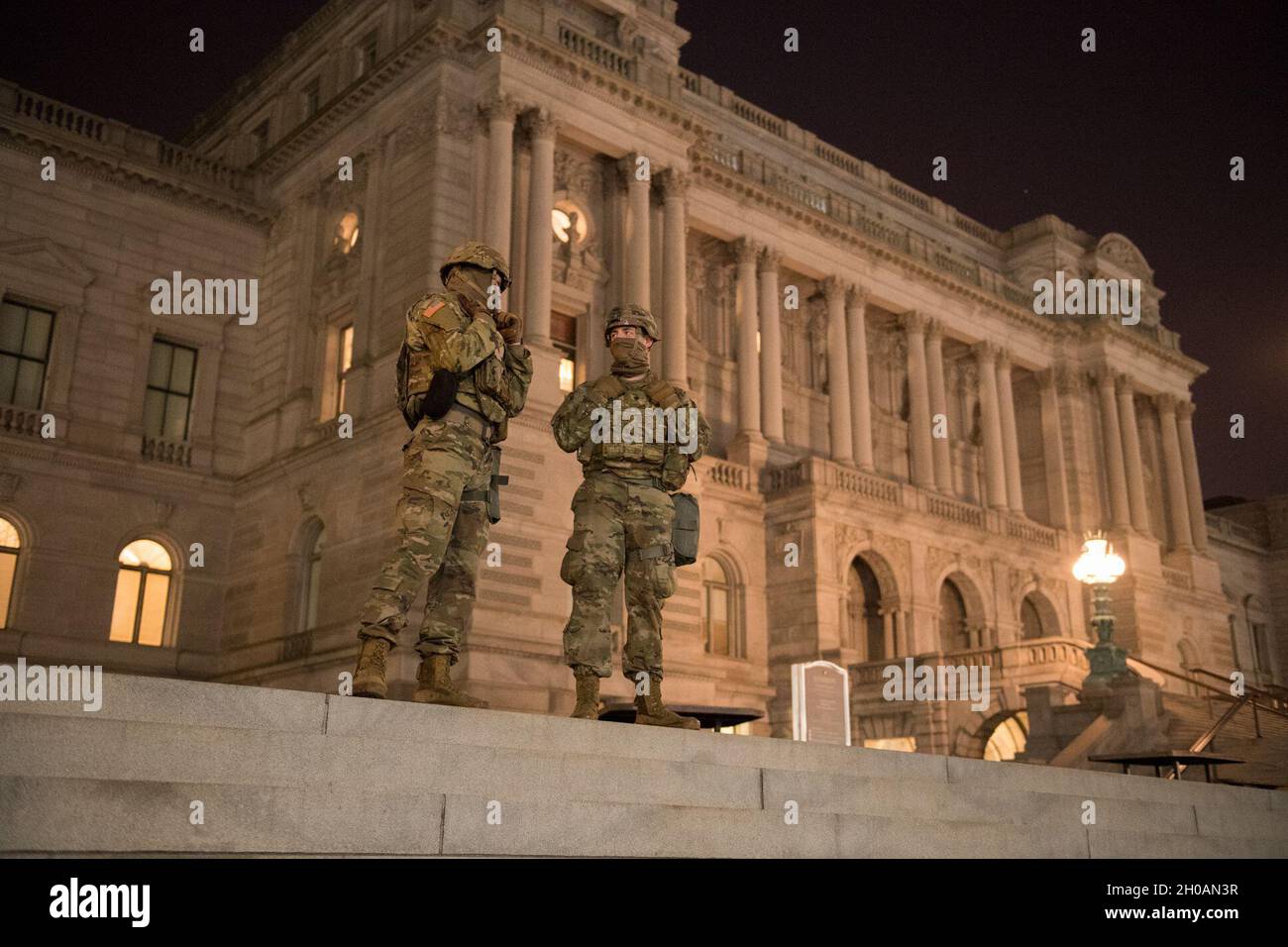 Soldati americani assegnati al 2 ° Squadron, 183 Reggimento Cavalleria, 116 ° infantry Brigade Combat Team, Virginia National Guard, eseguire i compiti di sicurezza gennaio 12, 2021, a Washington, I soldati della Guardia Nazionale del D.C. e gli Airmen di diversi stati si sono recati a Washington per fornire supporto alle autorità federali e distrettuali che hanno portato alla 59a Inaugurazione Presidenziale. Foto Stock