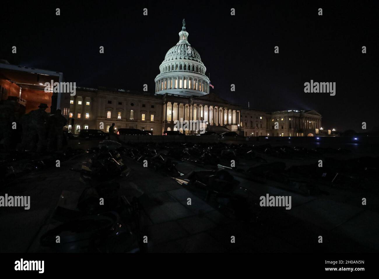 I soldati degli Stati Uniti con la 508th Military Police Company, la Guardia Nazionale del New Jersey, hanno messo in su l'attrezzatura della sommossa vicino al Campidoglio a Washington, D.C., 12 gennaio 2021. I soldati della Guardia Nazionale e gli Airmen di diversi stati si sono recati a Washington per fornire supporto alle autorità federali e distrettuali che hanno portato alla 59a Inaugurazione Presidenziale. Foto Stock