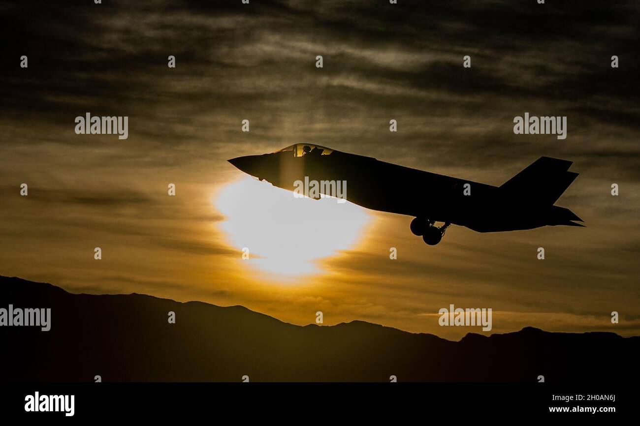 Un aereo da combattimento F-35A Lightning II assegnato allo Squadron 6 armi, la U.S. Air Force Weapons School, decollera per una missione di addestramento alla base dell'aeronautica di Nellis, Nevada, 12 gennaio 2021. Il sistema di visualizzazione montato su elmetto del modello F-35A è il sistema più avanzato del suo genere. Tutte le informazioni di intelligence e targeting necessarie a un pilota F-35 per completare la missione vengono visualizzate sulla visiera del casco. Foto Stock