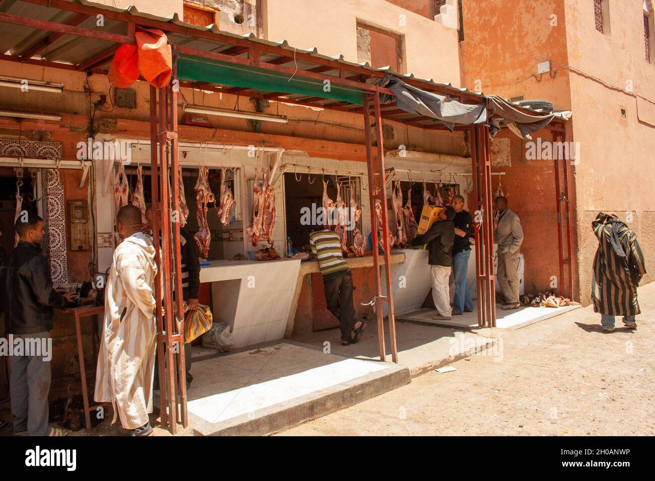 Macelleria all'aperto con carcasse di pecora in mostra. Fotografato in un remoto villaggio rurale in Marocco Foto Stock