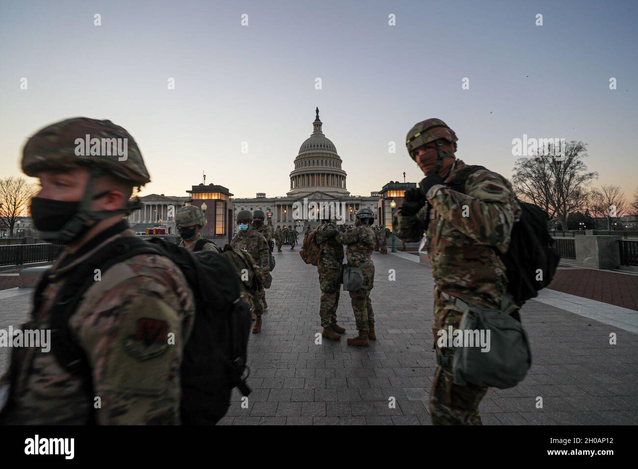 I soldati della Guardia Nazionale del New Jersey e gli Airmen dal 1° Battaglione, 114° reggimento di fanteria, 508° compagnia di polizia militare, 108° ala, e 177° ala dei combattenti arrivano vicino al Campidoglio per stabilire le posizioni di sicurezza a Washington, D.C., 12 gennaio 2021. I soldati della Guardia Nazionale e gli Airmen di diversi stati si sono recati a Washington per fornire supporto alle autorità federali e distrettuali che hanno portato alla 59a Inaugurazione Presidenziale. Foto Stock