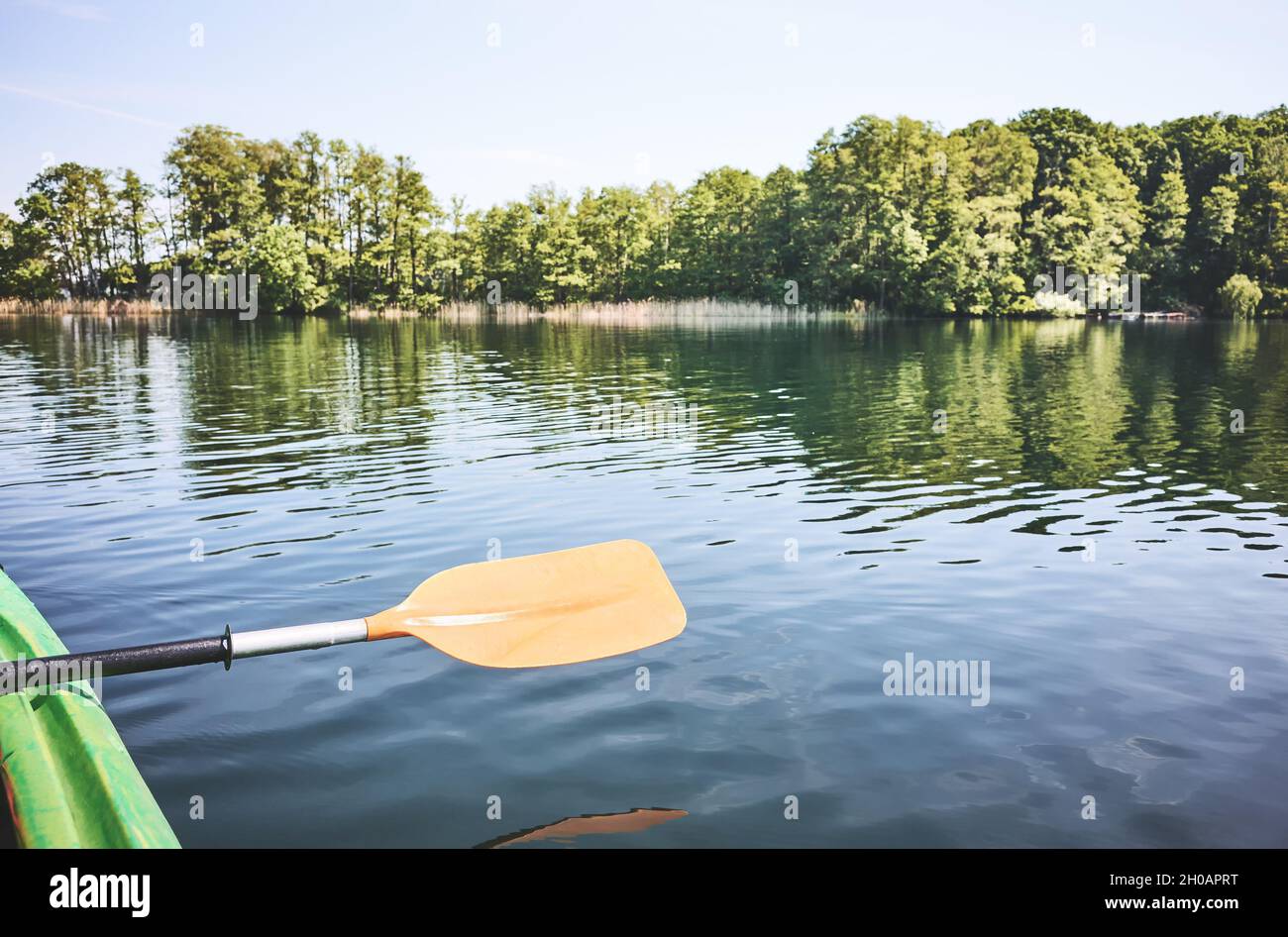 Kayak pagaia sopra l'acqua, concetto di ecoturismo, fuoco selettivo. Foto Stock