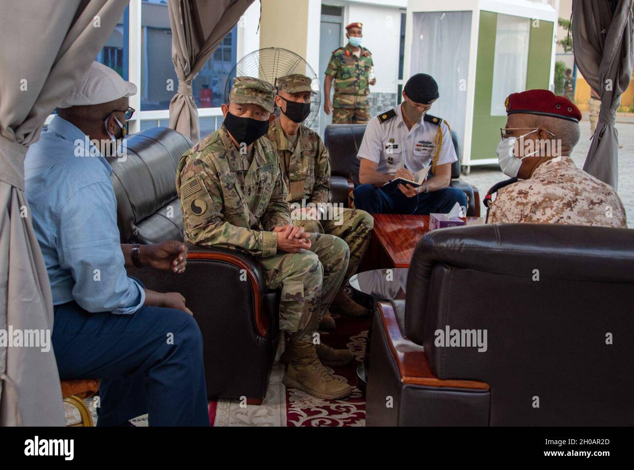 Lapthe Flora, comandante generale della Joint Task Force – Corno d'Africa (CJTF-HOA), incontra l'Esercito Gibutiano Gen. Zakaria Cheikh Ibrahim, capo della difesa delle forze Armate Gibutiane, 13 gennaio 2021, a Gibuti City, Gibuti. L’incontro ha fornito l’opportunità di intensificare la collaborazione del CJTF-HOA con l’esercito gibutiano. Foto Stock