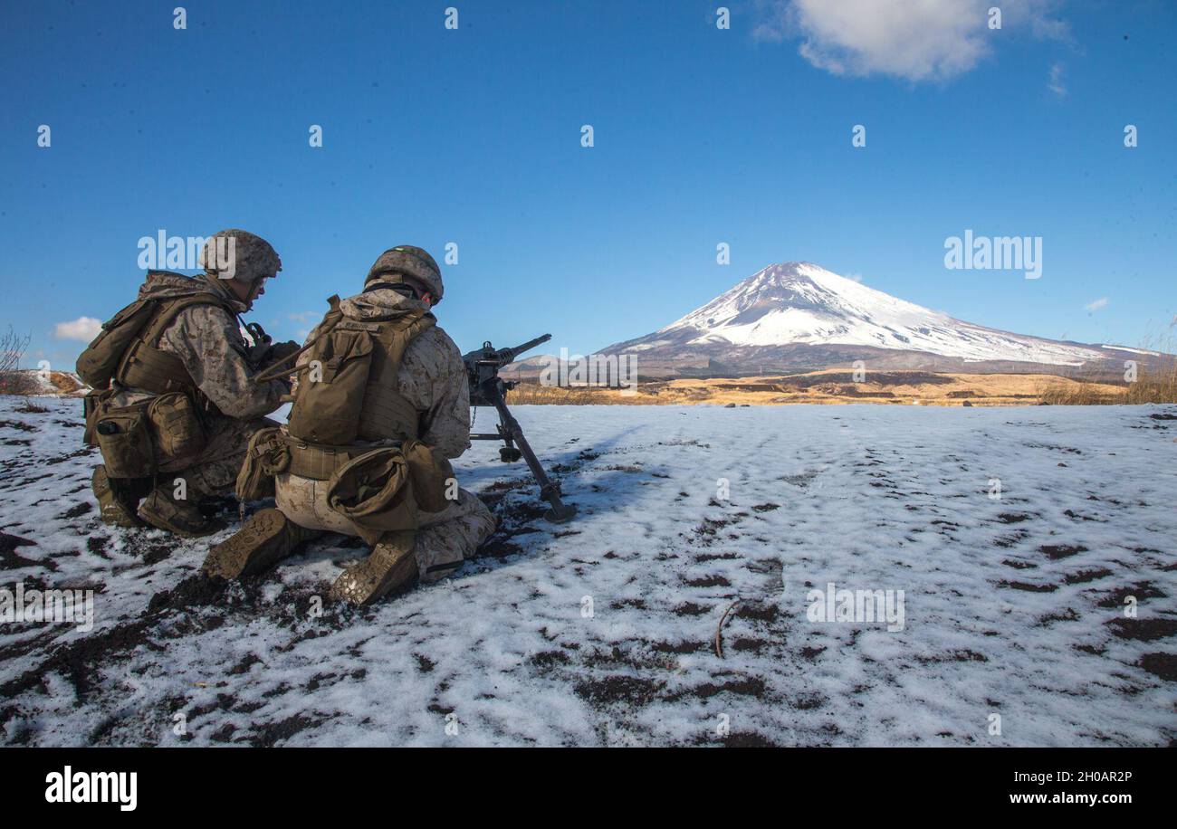 US Marine Corps Lance CPL. Zachary Martin (a destra), un missileman anti-carro armato con Combined Anti-Armor Team 2, 3d Battaglione, ottavo Reggimento marino, impegna obiettivi durante una serie di mitragliatrici calibro .50 Live-Fire come parte di Fuji Viper 21.2 presso il Combined Arms Training Center, Camp Fuji, Giappone, 13 gennaio 2021. Durante questa evoluzione di Fuji Viper, Marines ha perfezionato le loro abilità tattiche, dimostrando che le formazioni di fanteria possono facilitare la manovra multi-dominio della forza congiunta a sostegno delle operazioni navali. 3/8 è schierato in avanti nell'Indo-Pacific sotto il 4° Regiment Marino, 3d Marine Division. Martin è Foto Stock