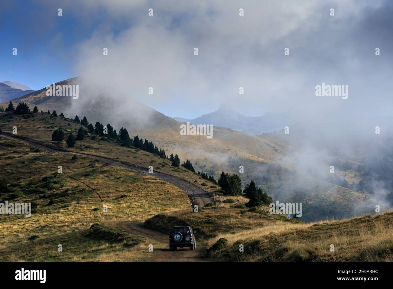 Un'auto a quattro ruote guida attraverso il Parco Nazionale dell'Ordesa. I Pirenei. Spagna. Foto Stock