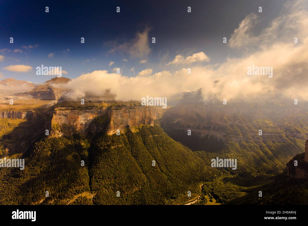 Ordesa Canyon panoramico. Sentiero nel Parco Nazionale dell'Ordesa. I Pirenei. Spagna. Foto Stock