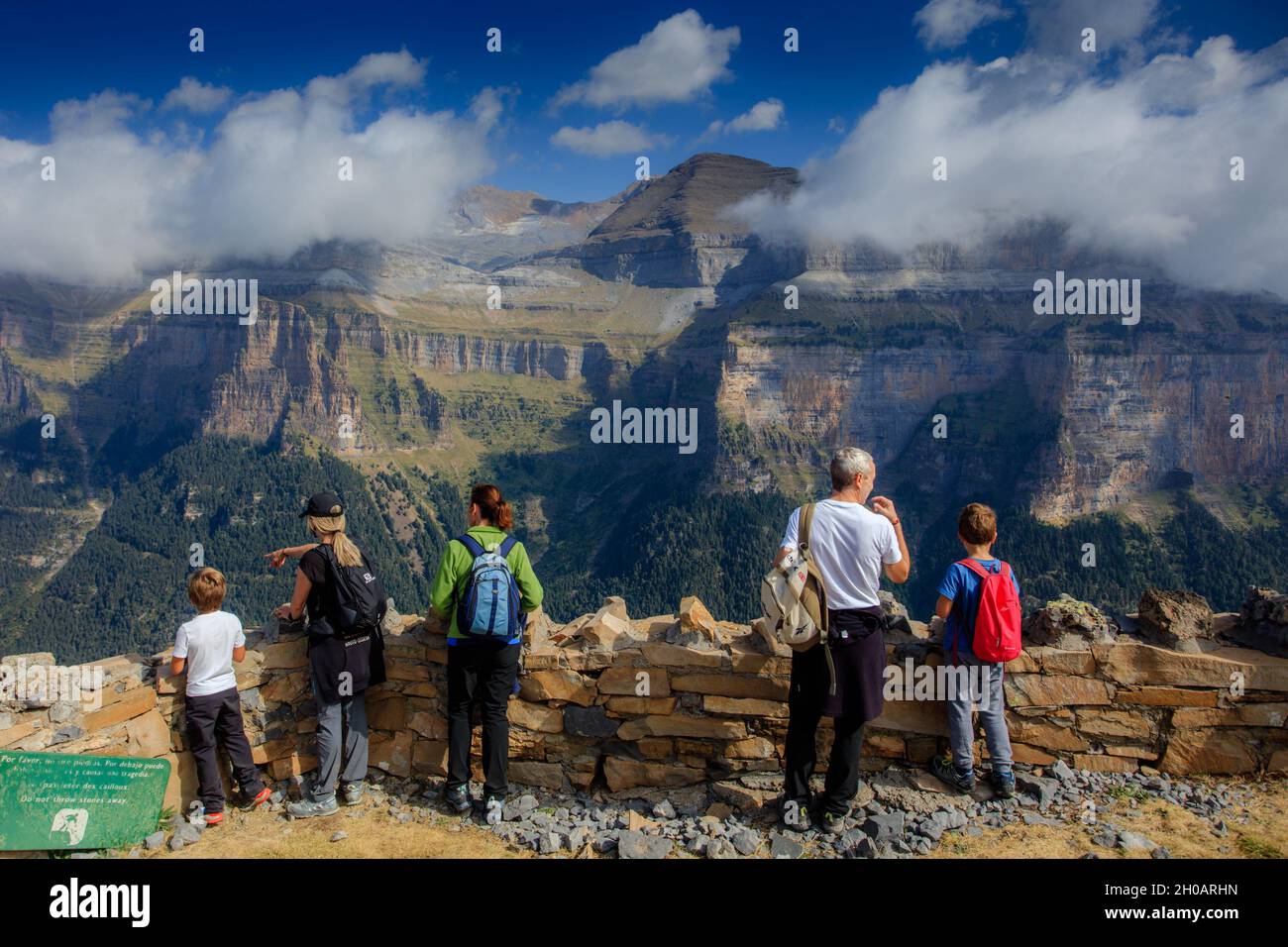 Gli escursionisti possono dare un'occhiata al canyon da un osservatorio nel Parco Nazionale dell'Ordesa nei Pirenei. Spagna Foto Stock