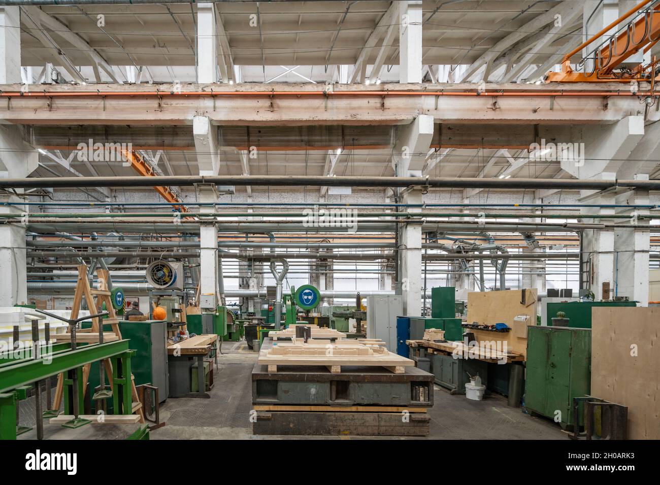 Fabbrica di legno con stack di legno e macchinari per attrezzature. Produzione professionale di carpenteria industriale. Foto Stock