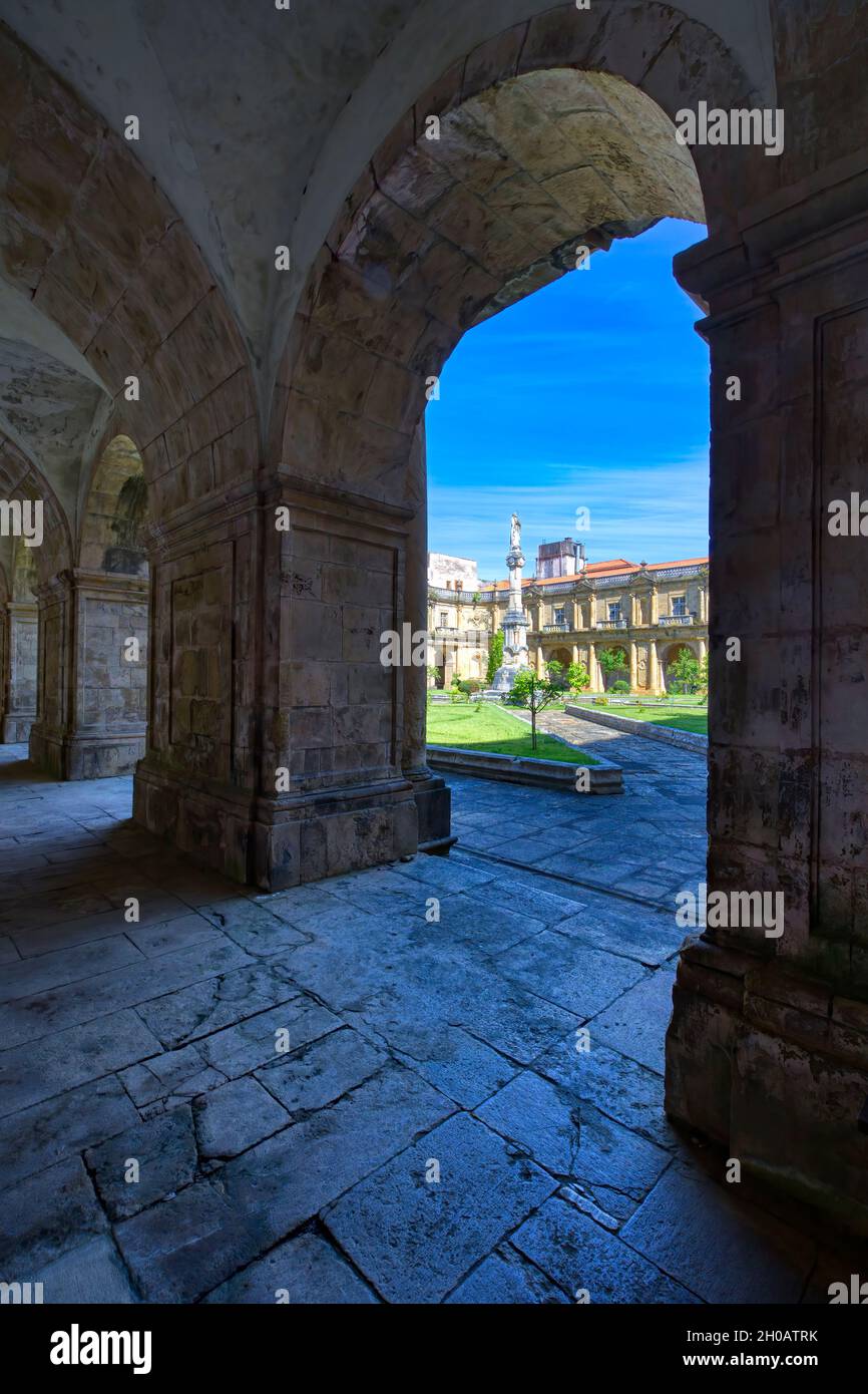 Monastero di Santa Clara-a-Nova, cortile visto attraverso il chiostro porticato, Coimbra, Beira, Portogallo Foto Stock