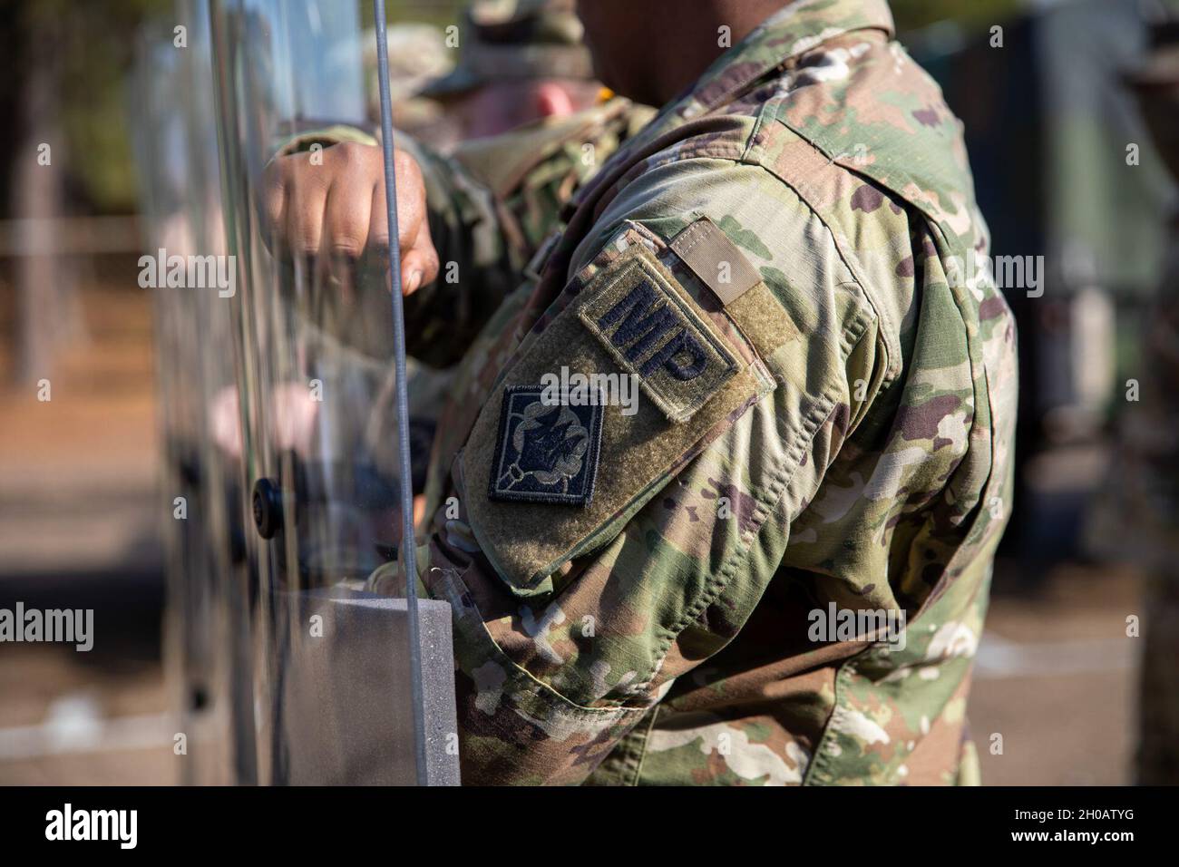 I soldati della 114th Military Police Company, Mississippi Army National Guard, conducono le prove di controllo della folla fuori dalla loro Armoria a Clinton, Miss., 13 gennaio 2021. Il 114th MP Co. Si sta preparando a dispiegarsi a Washington, D.C. come Capitol Response per la 59th Inaugurazione Presidenziale. Foto Stock
