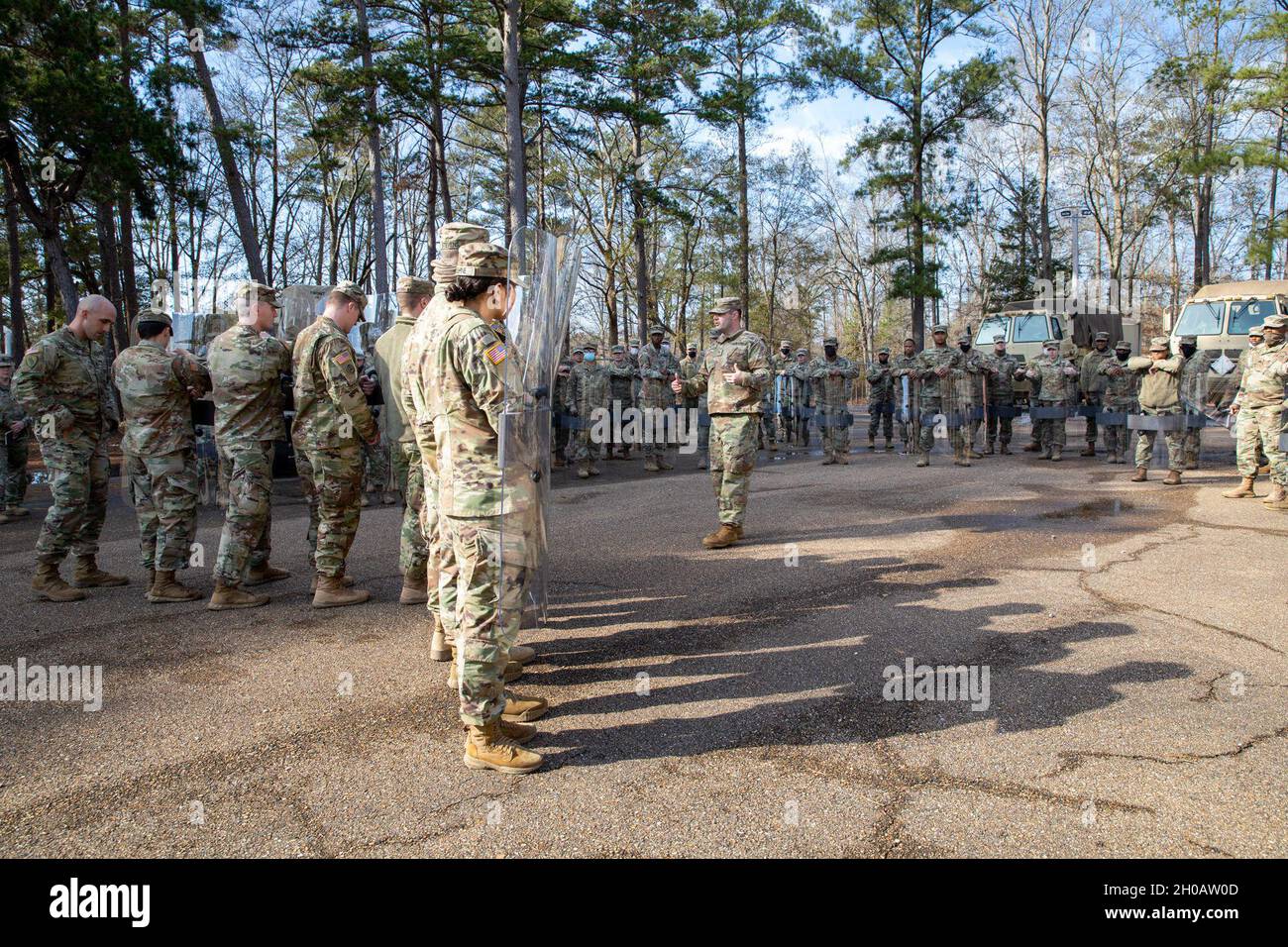 Personale Sgt. Cameron Welch, un leader della squadra con la 114th Military Police Company, la Guardia Nazionale dell'esercito del Mississippi, prova le esercitazioni di battaglia di controllo della folla fuori della loro Armoria in Clinton, Miss., 13 gennaio 2021. Il 114th MP Co. Si sta preparando a dispiegarsi a Washington, D.C. come Capitol Response per la 59th Inaugurazione Presidenziale. Foto Stock