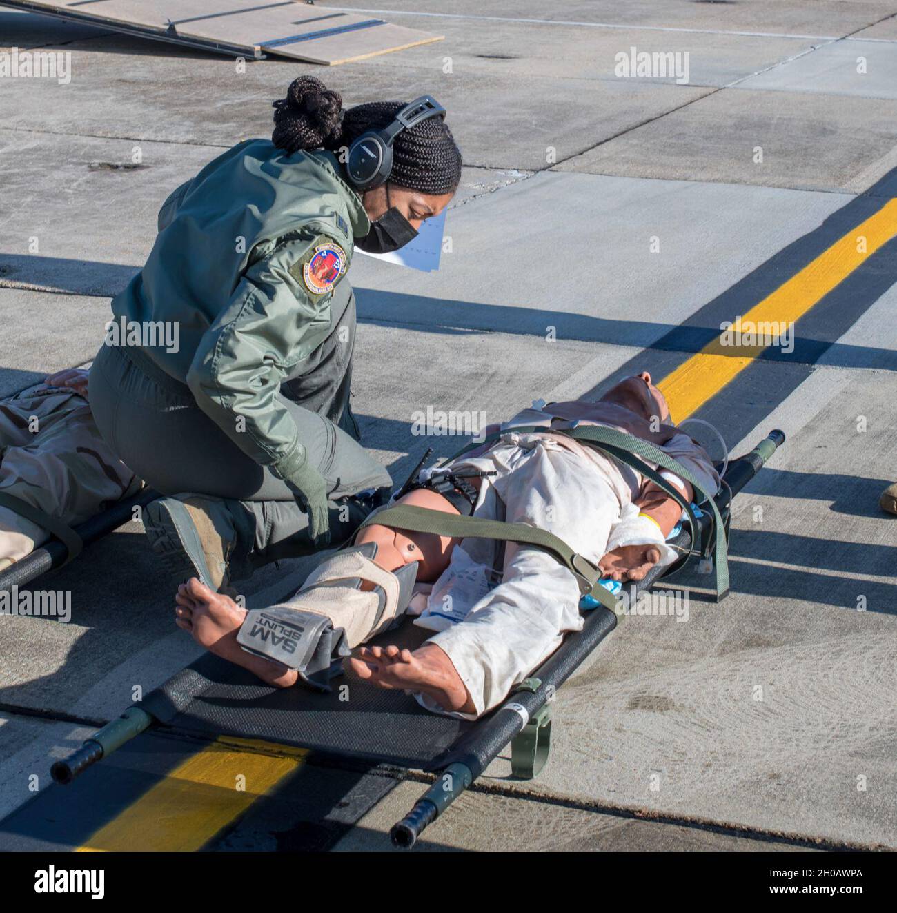 Il Capt. Toya Williams, 36a infermiere di volo Squadron per evacuazione Aeromedica, tende ad un 'paziente' durante l'addestramento di evacuazione aeromedica alla base dell'aeronautica di Keesler, Miss., 13 gennaio 2021. William è un reservist tradizionale che, nel mondo civile, lavora come infermiera di corsa basata fuori di Los Angeles Foto Stock