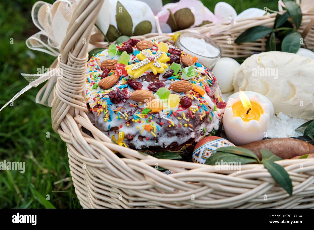 Cestino di Pasqua ucraino pieno di piatti tradizionali festosi Foto stock -  Alamy