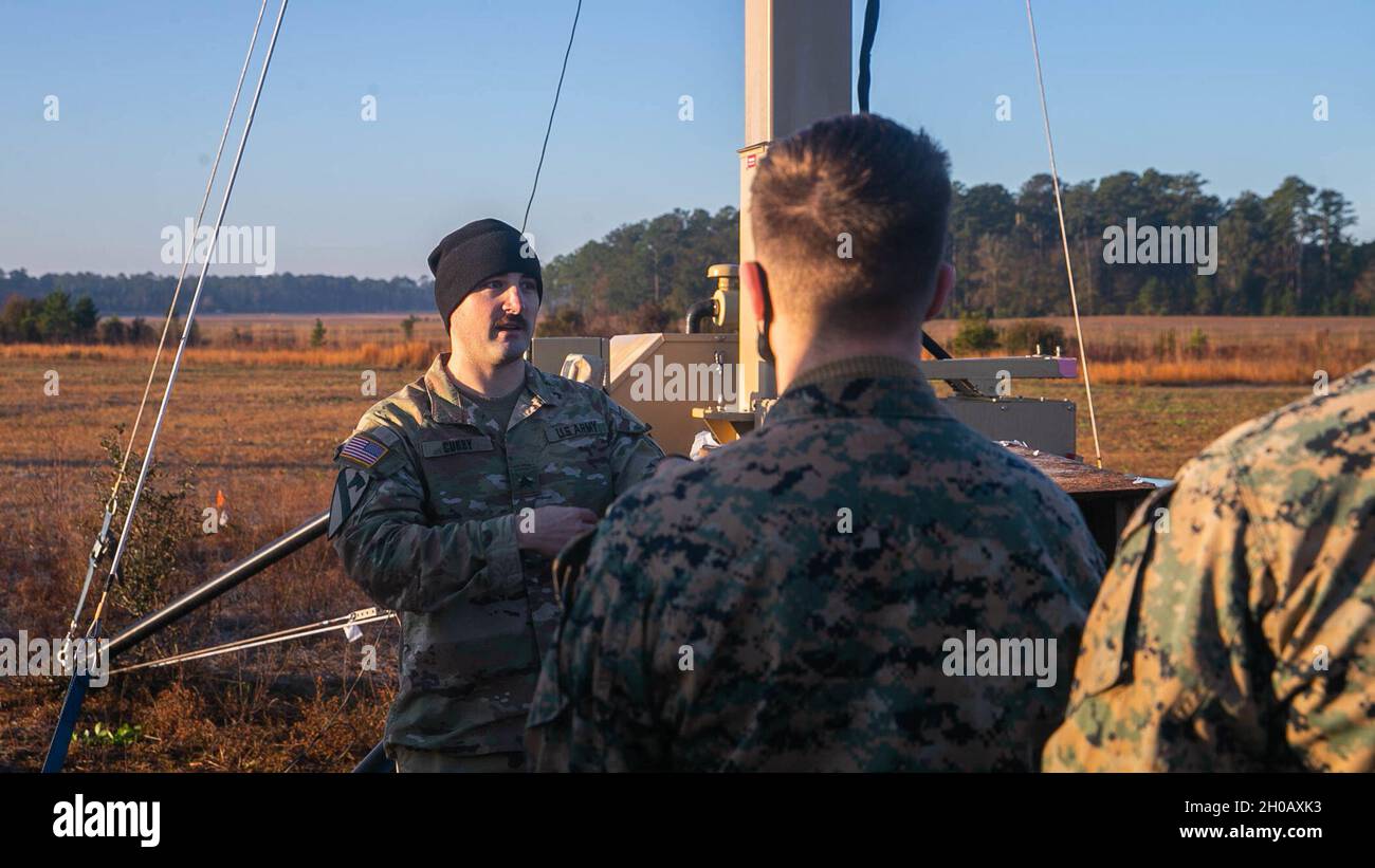 Esercito degli Stati Uniti Sgt. Alexander Curry, un comandante di aerei, mostra a Marines i sistemi di aquila grigia MQ-1C durante l'esercitazione Black Shadow a Fort Stewart, Georgia, 12 gennaio 2021. Marines with Unmanned Aerial Vehicle Squadron 2 (VMU-2) addestrato con i soldati con la brigata dell'aviazione di combattimento, 3a Divisione di fanteria in un ambiente sconosciuto al fine di aumentare la competenza in abilità mission critiche come ricognizione aerea, scorta convoglio, e il supporto di un'aria stretta. VMU-2 è un'unità subordinata della 2a Ala di aeromobili marini, l'elemento di combattimento aereo della II forza di spedizione marina. Foto Stock