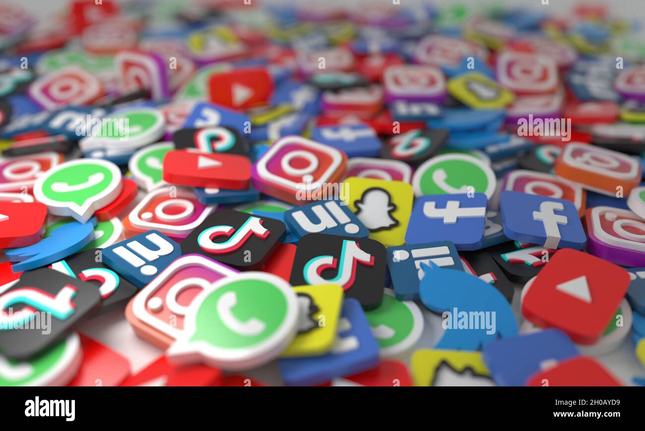 SILICON VALLEY, STATI UNITI d'AMERICA - 20 settembre 2021: Icone o logo isometrici di social media network sparsi l'uno sull'altro Foto Stock