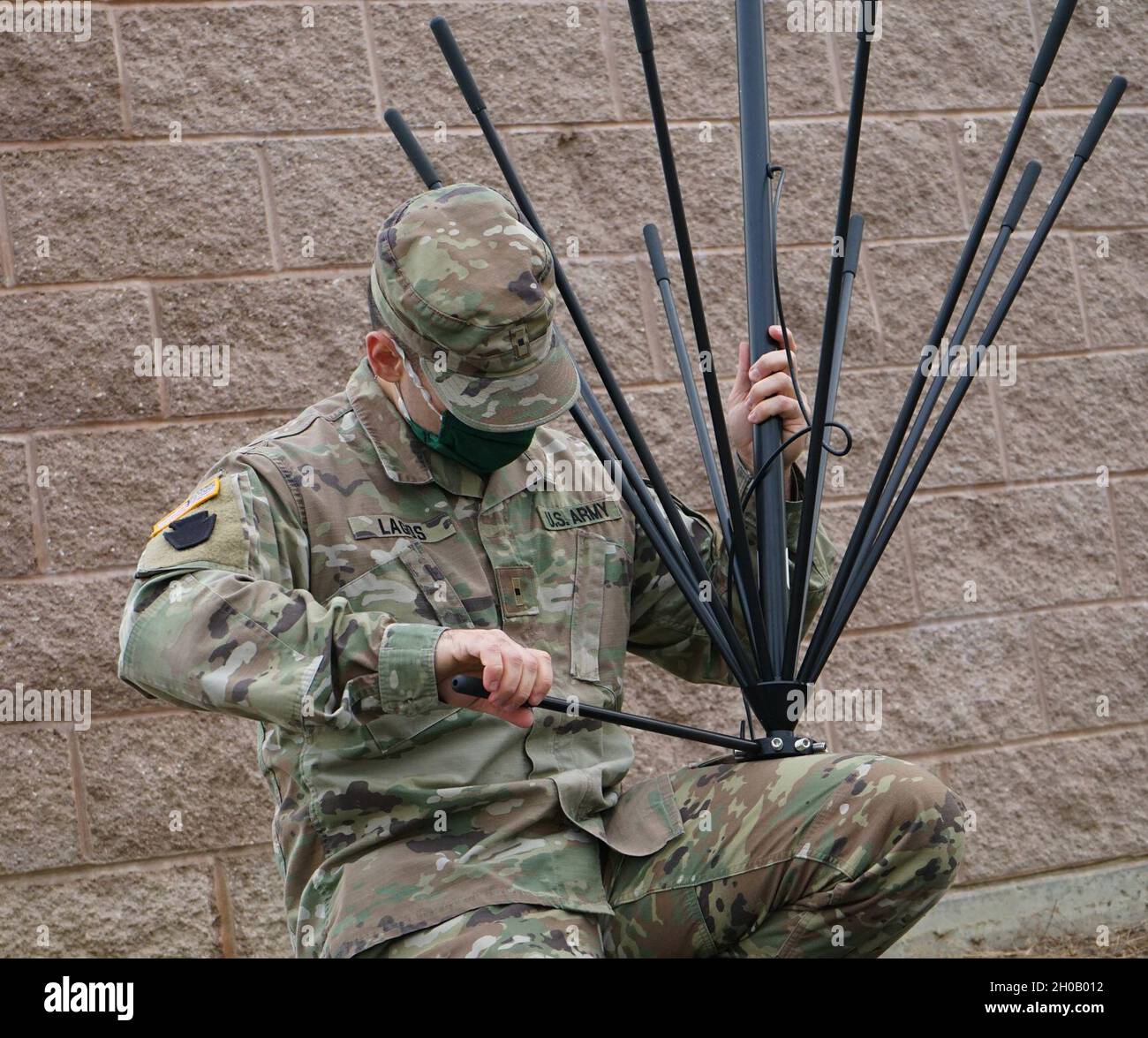 Un Soldier della Guardia Nazionale della Pennsylvania assembla una parte del sistema di antenna dell'albero di BlueSky durante l'addestramento il 14 gennaio 2021, a Fort Indiantown Gap, Pa. Soldati da diverse unità della Guardia Nazionale dell'Esercito della Pennsylvania combinate per l'addestramento in preparazione per l'uso dell'apparecchiatura in una missione attiva di servizio dello stato. Foto Stock