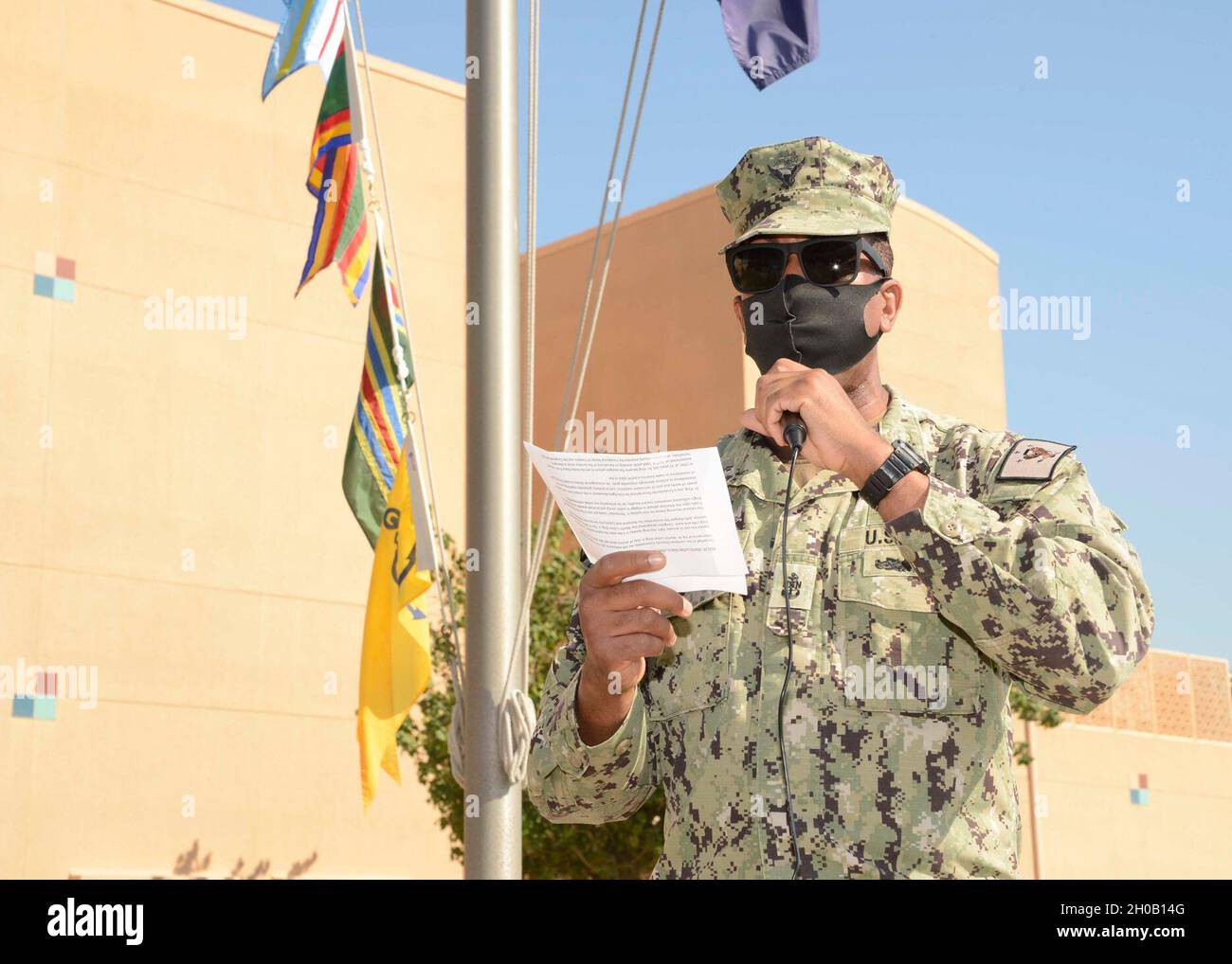 210114-N-JO245-1001 MANAMA, Bahrain (14 gennaio 2020) il capo ospedale Corpsman Darnell Mason recita il discorso di Martin Luther King (MLK) “i Have a Dream” prima dell’inizio di una marcia MLK Freedom a bordo del Naval Support Activity (NSA) Bahrain. I membri del servizio e il personale di base si sono Uniti in osservanza del Martin Luther King Jr Day. La marcia della libertà è stata ospitata dal Comitato multiculturale e per la diversità del Bahrain della NSA e culminata con una cerimonia, un taglio di torte e un pasto speciale alla cucina di base. Foto Stock
