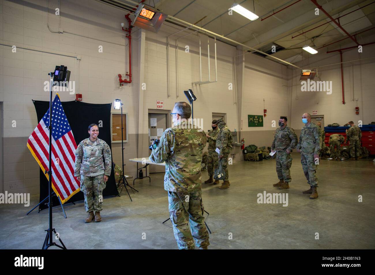 I soldati della 114th Military Police Company, Mississippi Army National Guard, si preparano a scattare una foto alla loro Armory a Clinton, Miss., 14 gennaio 2021. Il 114th MP Co. Si sta preparando a dispiegarsi a Washington, D.C. come Capitol Response per la 59th Inaugurazione Presidenziale. Foto Stock